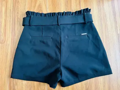Shorts negros con cinturón de hebilla brillante - miniatura 4