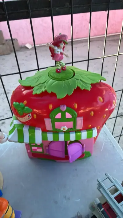 Casa de juguete Fresa con figura - miniatura 1