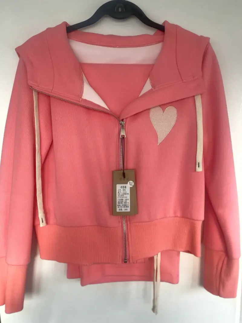 Conjunto deportivo rosado con capucha y corazón - 1