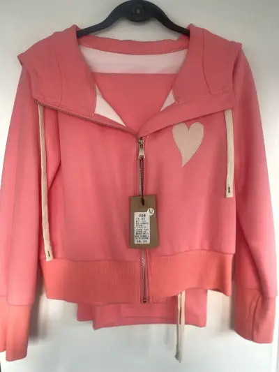 Conjunto deportivo rosado con capucha y corazón - miniatura 1