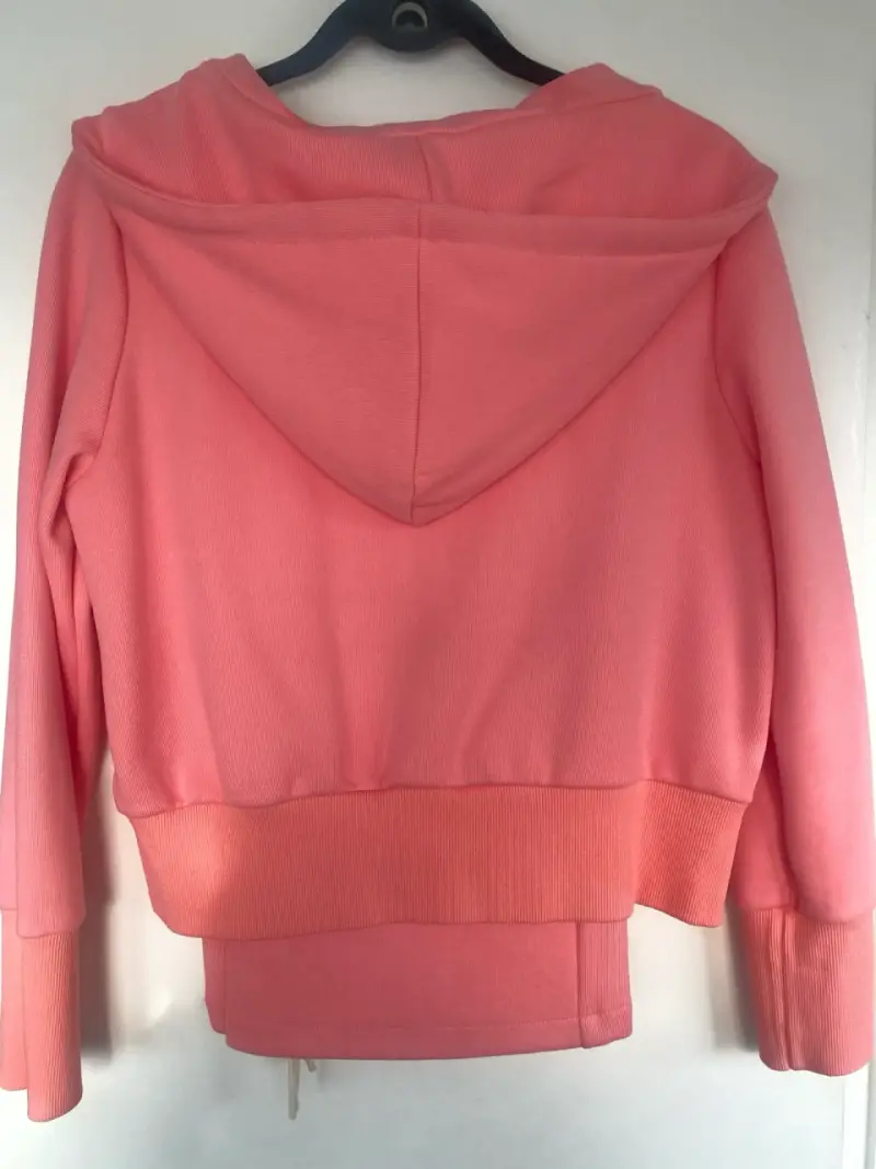 Conjunto deportivo rosado con capucha y corazón - 2