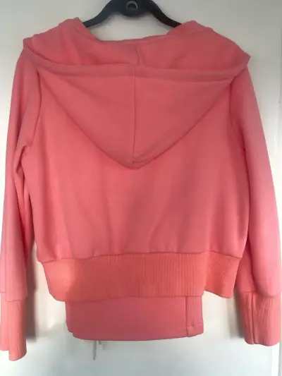 Conjunto deportivo rosado con capucha y corazón - miniatura 2