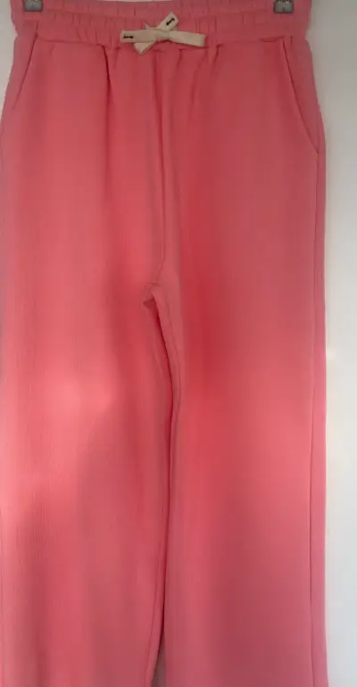 Conjunto deportivo rosado con capucha y corazón - miniatura 3
