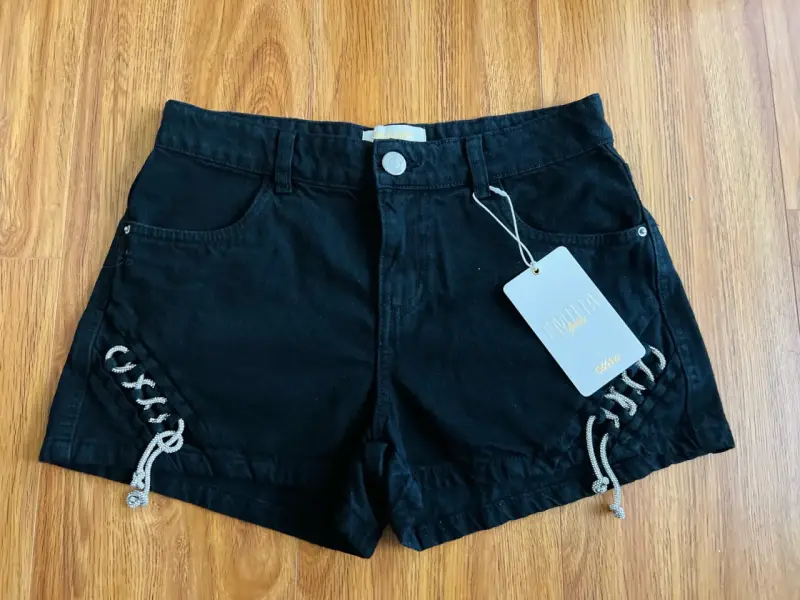 Shorts negros con cordones laterales Emilia Dores - 1