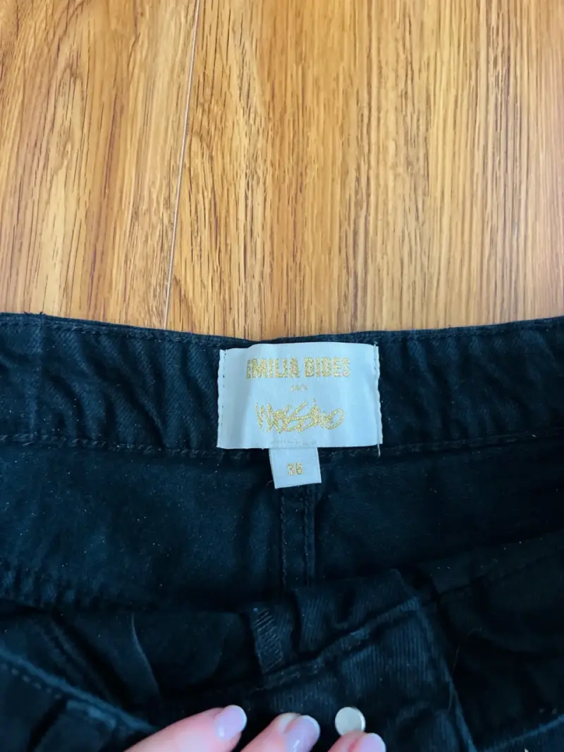 Shorts negros con cordones laterales Emilia Dores - 2