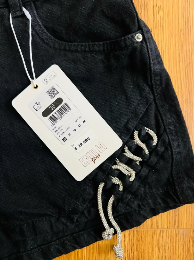 Shorts negros con cordones laterales Emilia Dores - 4