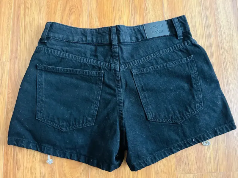 Shorts negros con cordones laterales Emilia Dores - 5