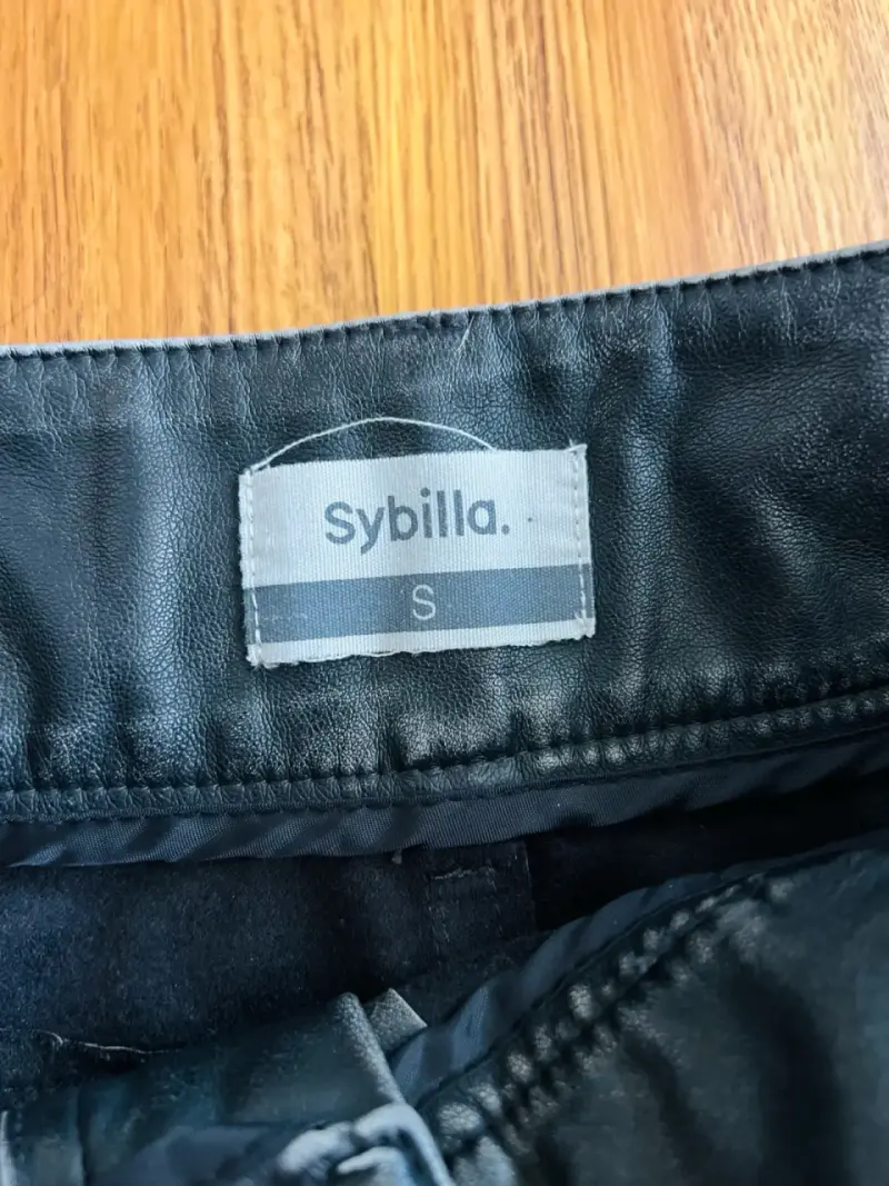 Falda de cuero sintético negra con cinturón Sybilla - 4