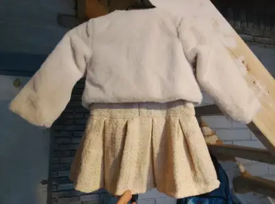 Vestido de niña elegante con chaqueta de peluche - miniatura 4