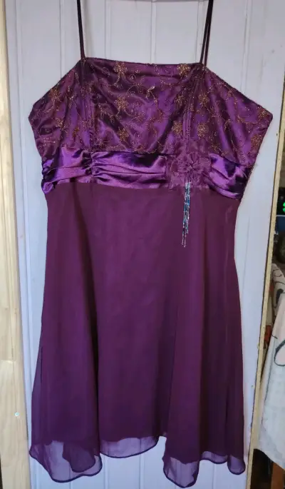 Vestido de fiesta morado con encaje y detalles brillantes - miniatura 1