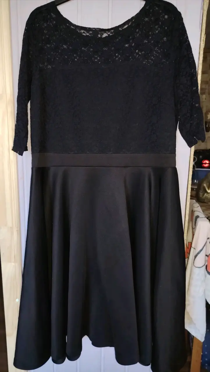 Vestido de fiesta morado con encaje y detalles brillantes - 2