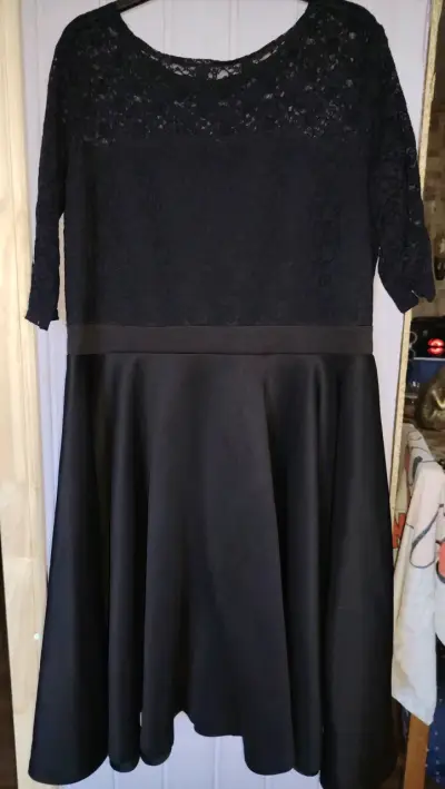 Vestido de fiesta morado con encaje y detalles brillantes - miniatura 2