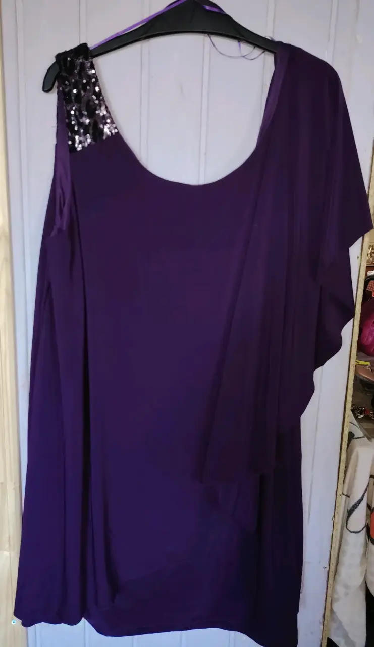 Vestido de fiesta morado con encaje y detalles brillantes - 3