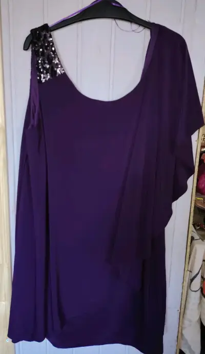 Vestido de fiesta morado con encaje y detalles brillantes - miniatura 3