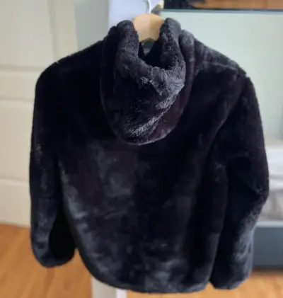 Chaqueta de peluche negra con capucha talla 14 - miniatura 2