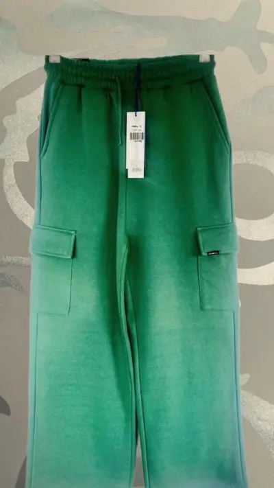 Pantalones deportivos verdes con bolsillos - miniatura 1