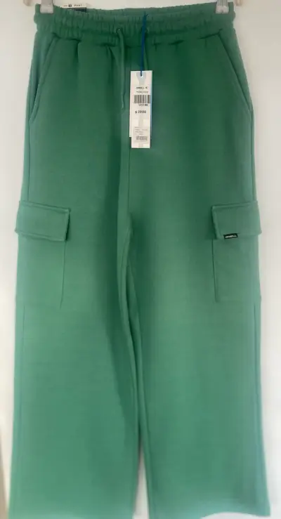 Pantalones deportivos verdes con bolsillos - miniatura 2