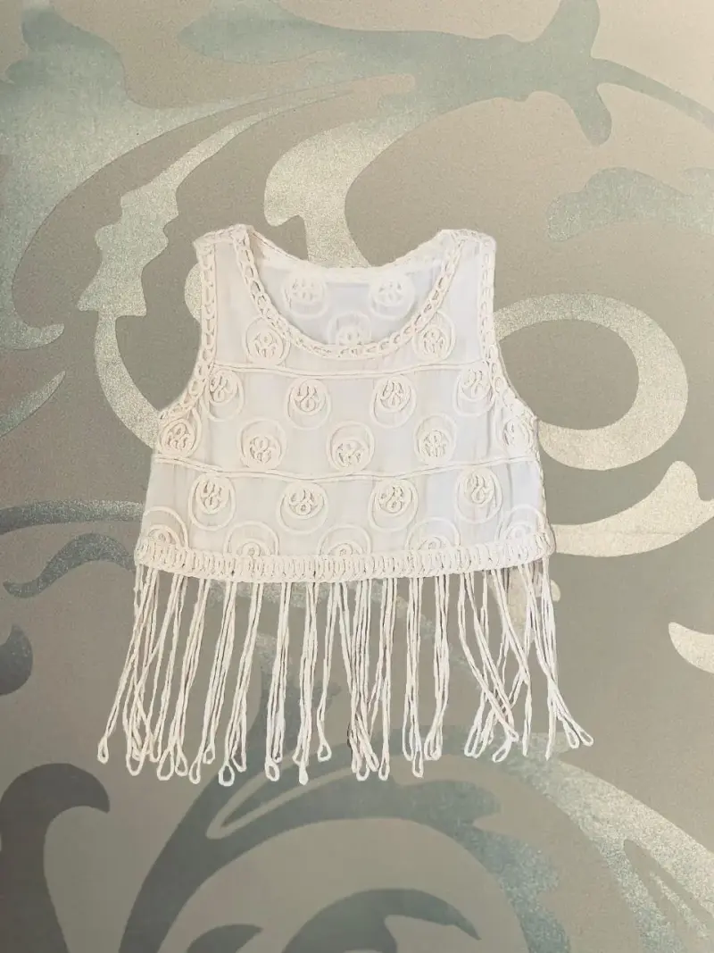 Blusa blanca con flecos y detalles bordados - 1