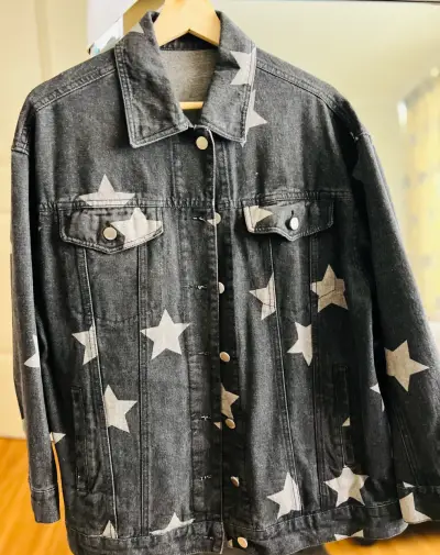 Chaqueta de mezclilla con estrellas estampadas - miniatura 1