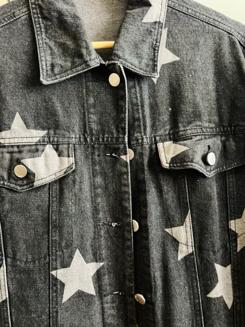 Chaqueta de mezclilla con estrellas estampadas - 2