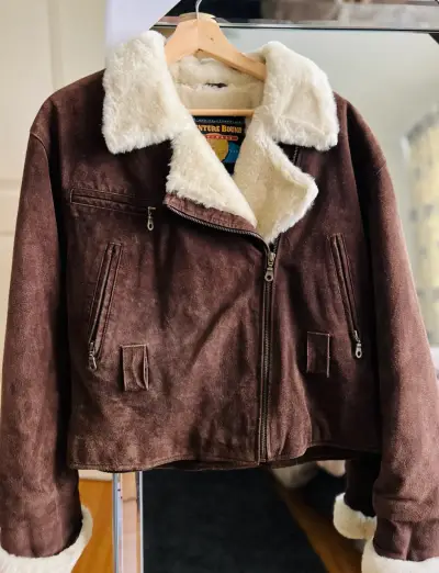 Chaqueta de gamuza marrón con forro de piel sintética - miniatura 1