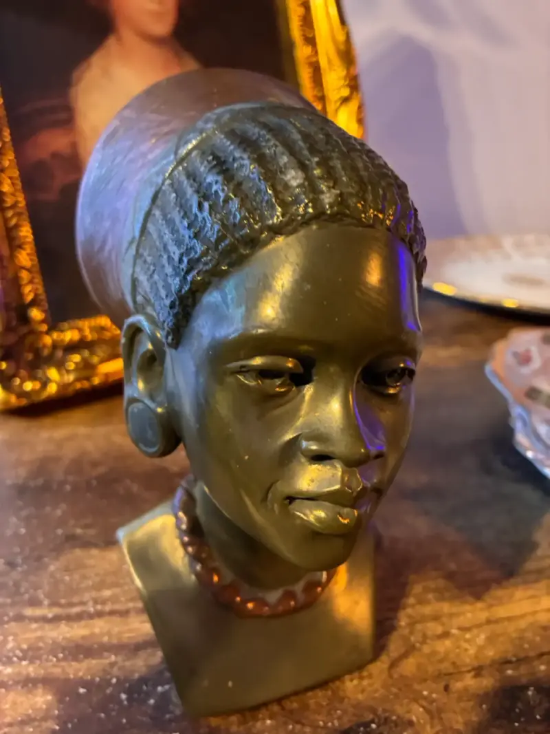 Escultura de busto africano recubierto en bronce