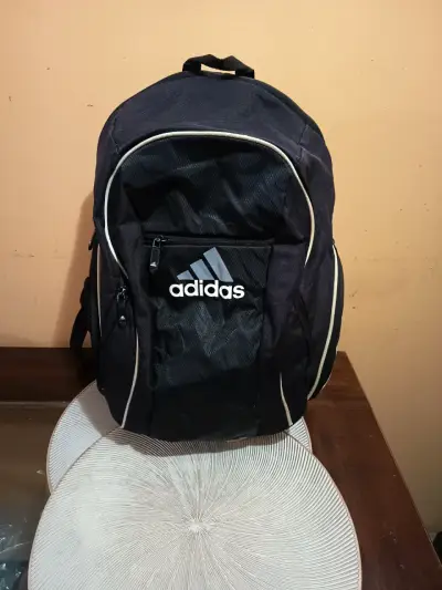 Mochila negra Adidas con múltiples compartimentos - miniatura 1