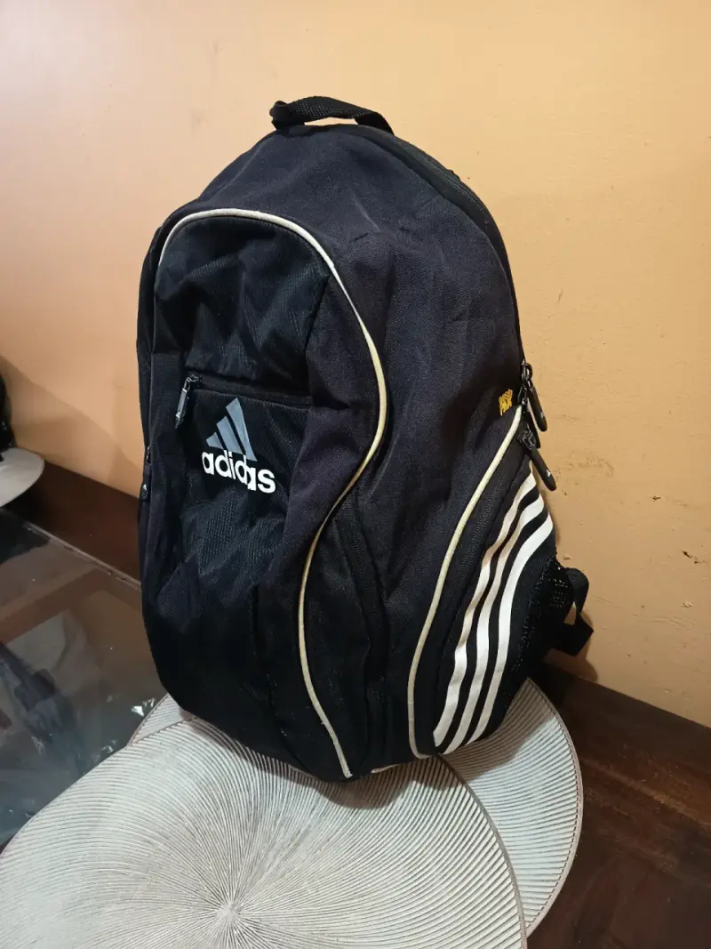 Mochila negra Adidas con múltiples compartimentos - 2