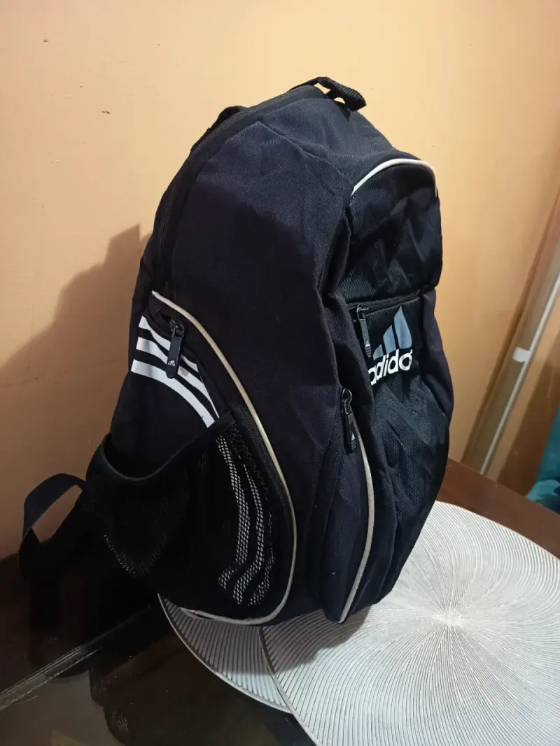 Mochila negra Adidas con múltiples compartimentos - 3