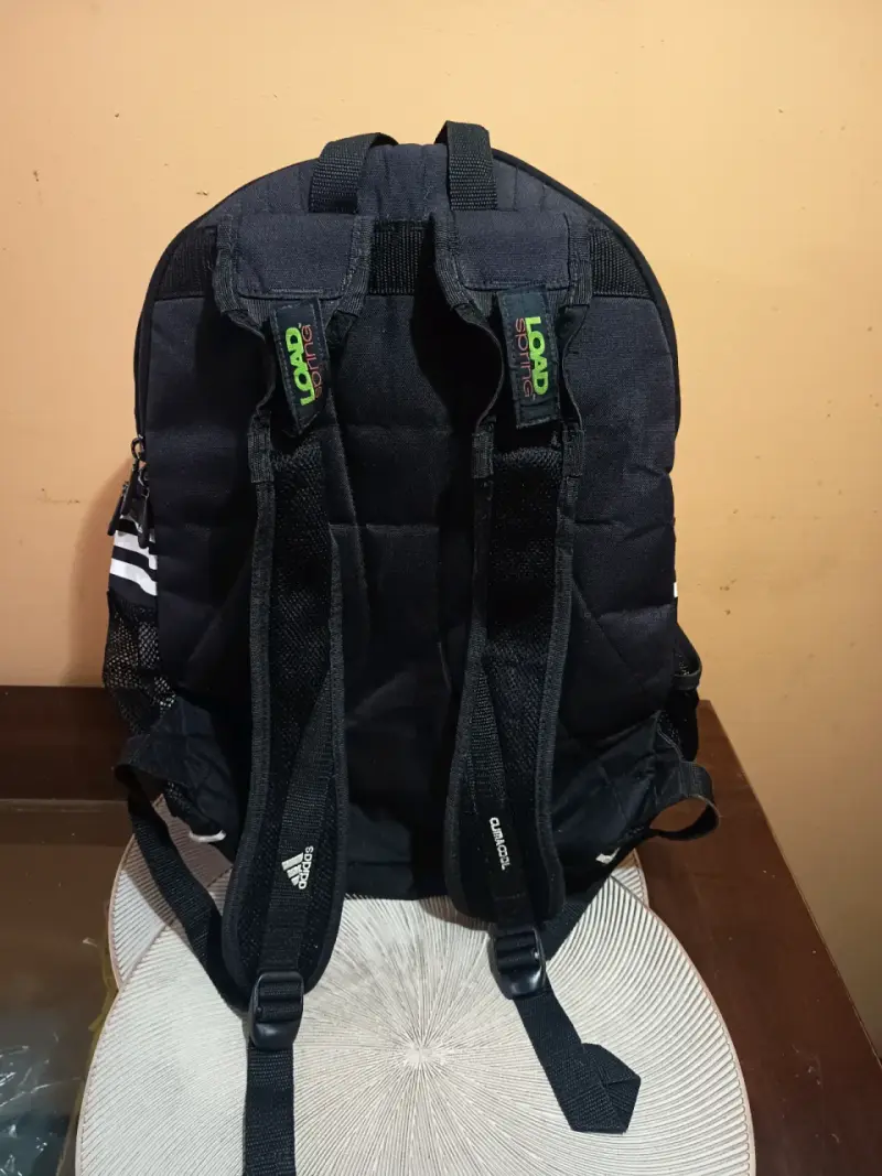 Mochila negra Adidas con múltiples compartimentos - 4