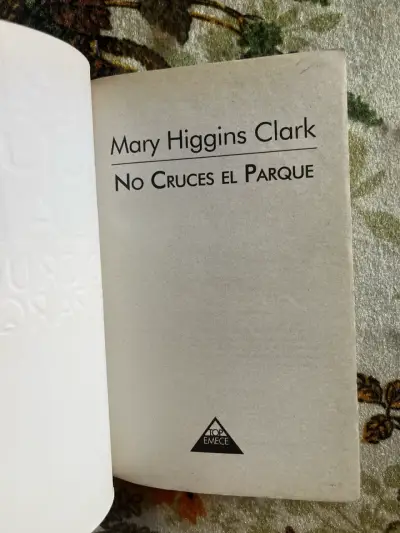 Libro 'No Cruces el Parque' de Mary Higgins Clark - miniatura 2