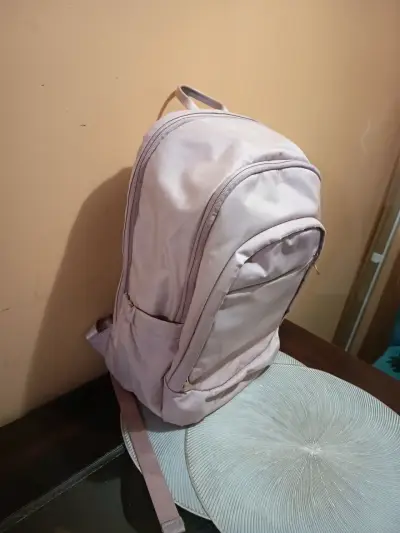 Mochila rosada con múltiples compartimentos - miniatura 1