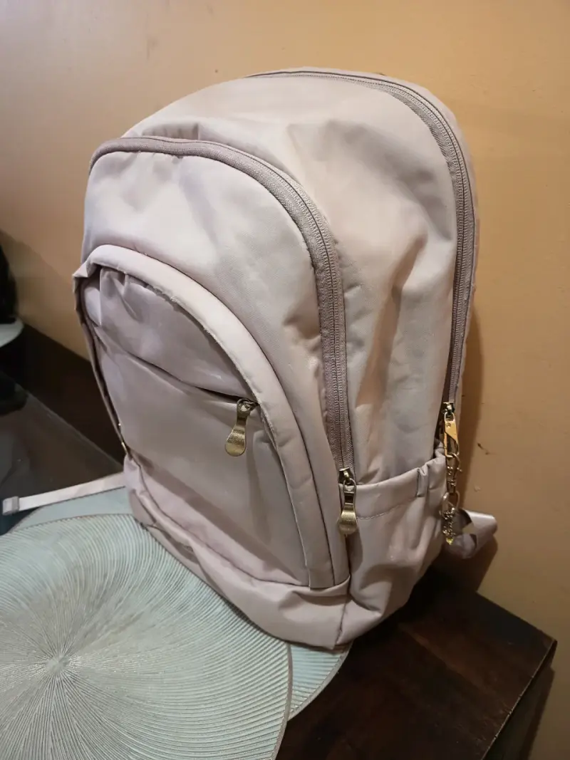 Mochila rosada con múltiples compartimentos - 2