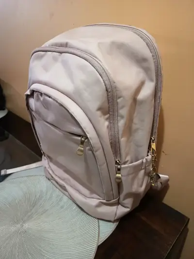 Mochila rosada con múltiples compartimentos - miniatura 2