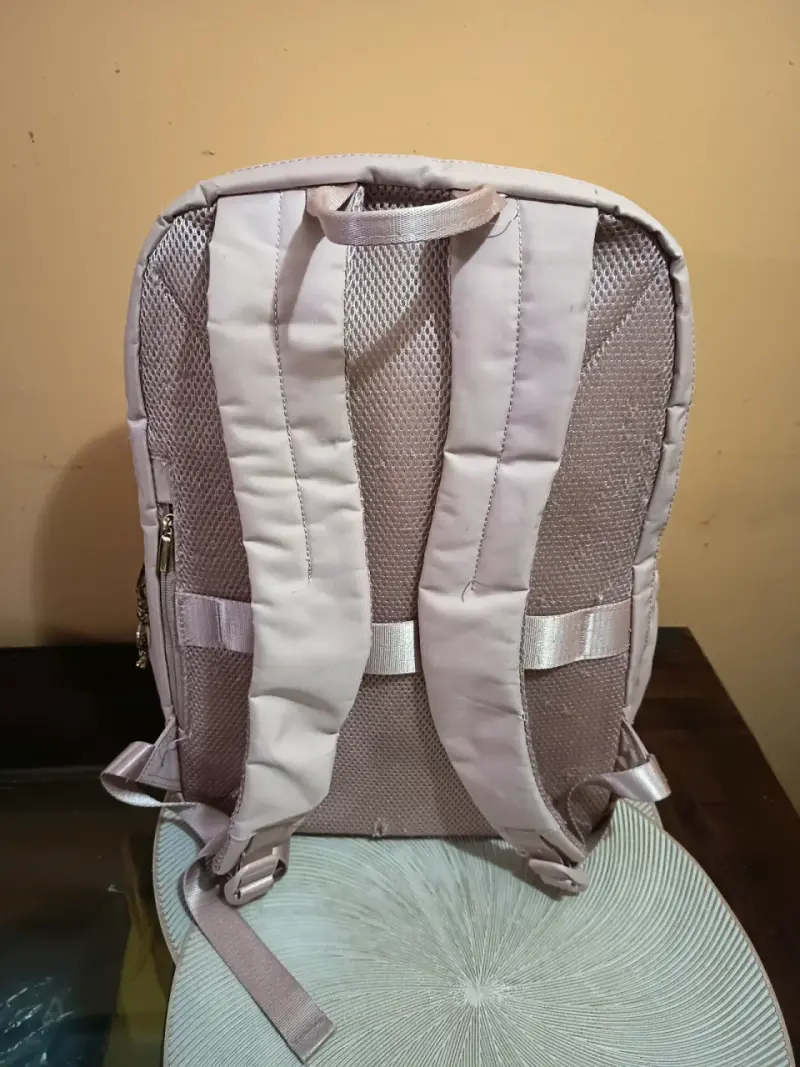 Mochila rosada con múltiples compartimentos - 3