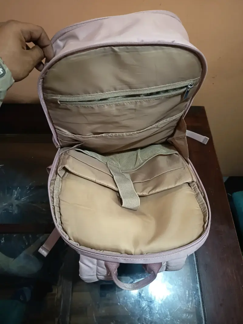 Mochila rosada con múltiples compartimentos - 4