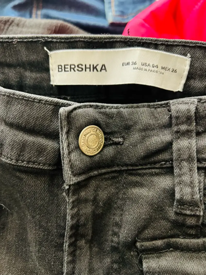 Jeans oscuros de mujer Bershka con bolsillos - 2