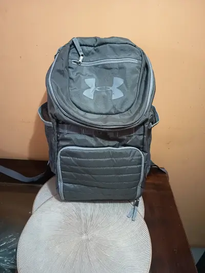 Mochila deportiva gris Under Armour - miniatura 1