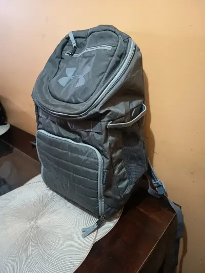 Mochila deportiva gris Under Armour - miniatura 2