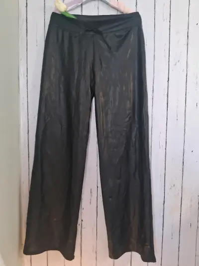 Pantalones de cuero sintético negros para mujer - miniatura 1