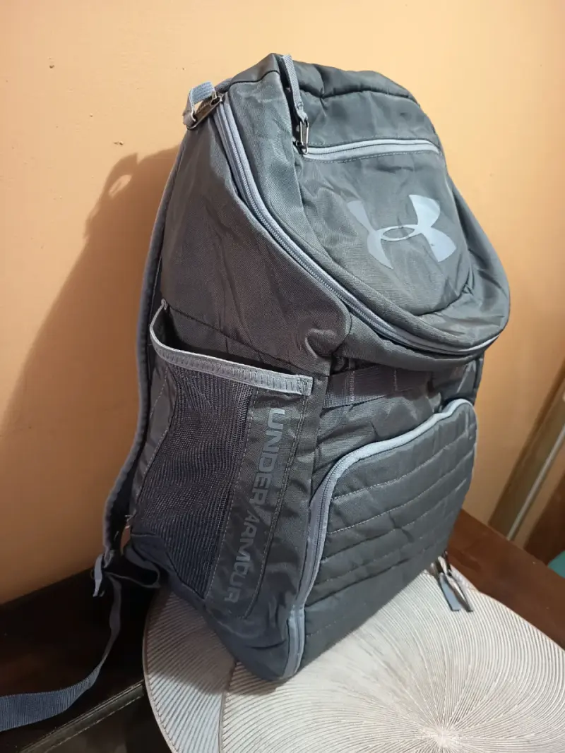 Mochila deportiva gris Under Armour - 3