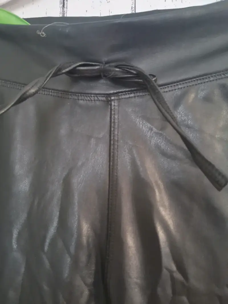 Pantalones de cuero sintético negros para mujer - 2