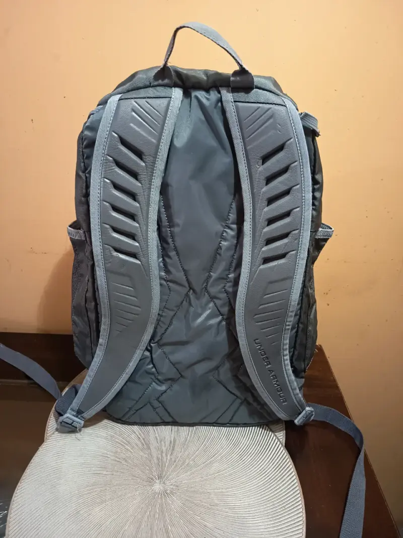Mochila deportiva gris Under Armour - 4
