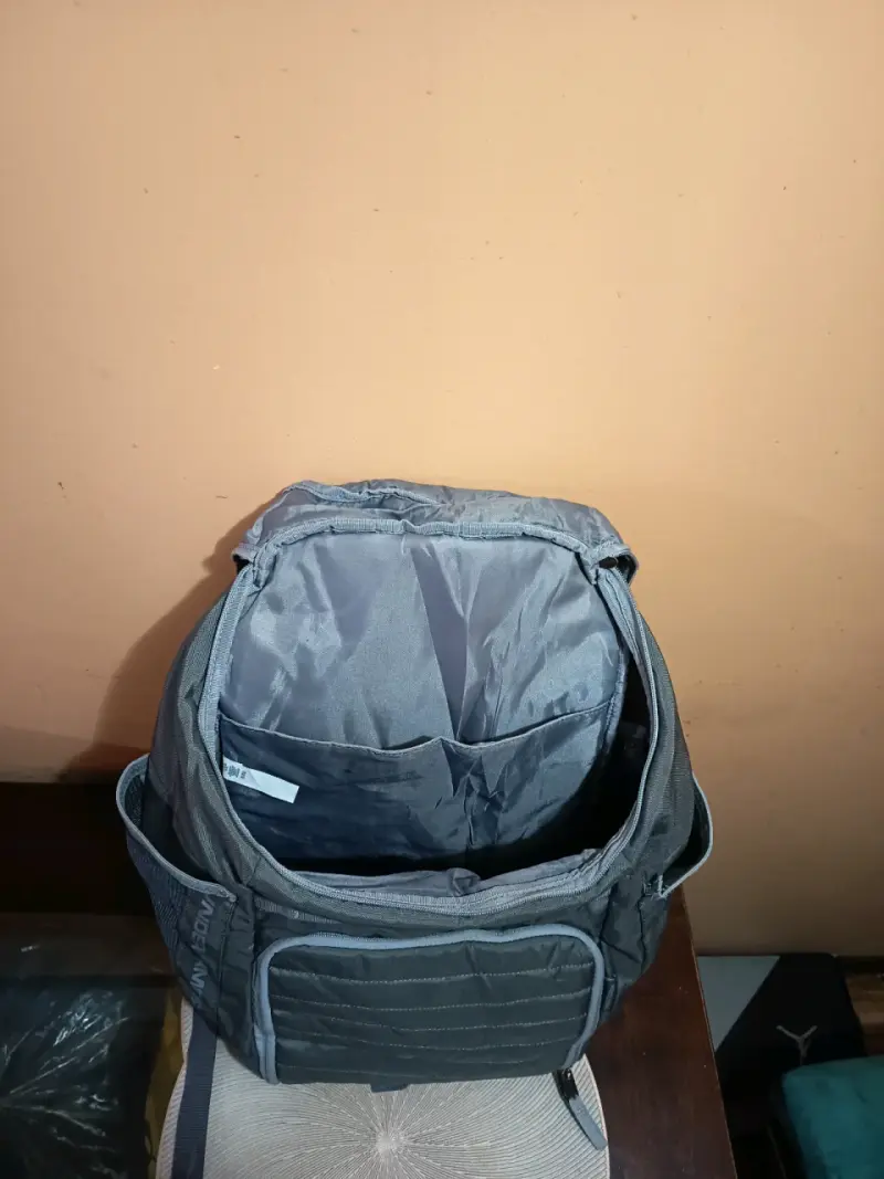 Mochila deportiva gris Under Armour - 5