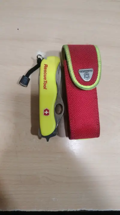 Navaja Victorinox Rescue Tool con funda - miniatura 1