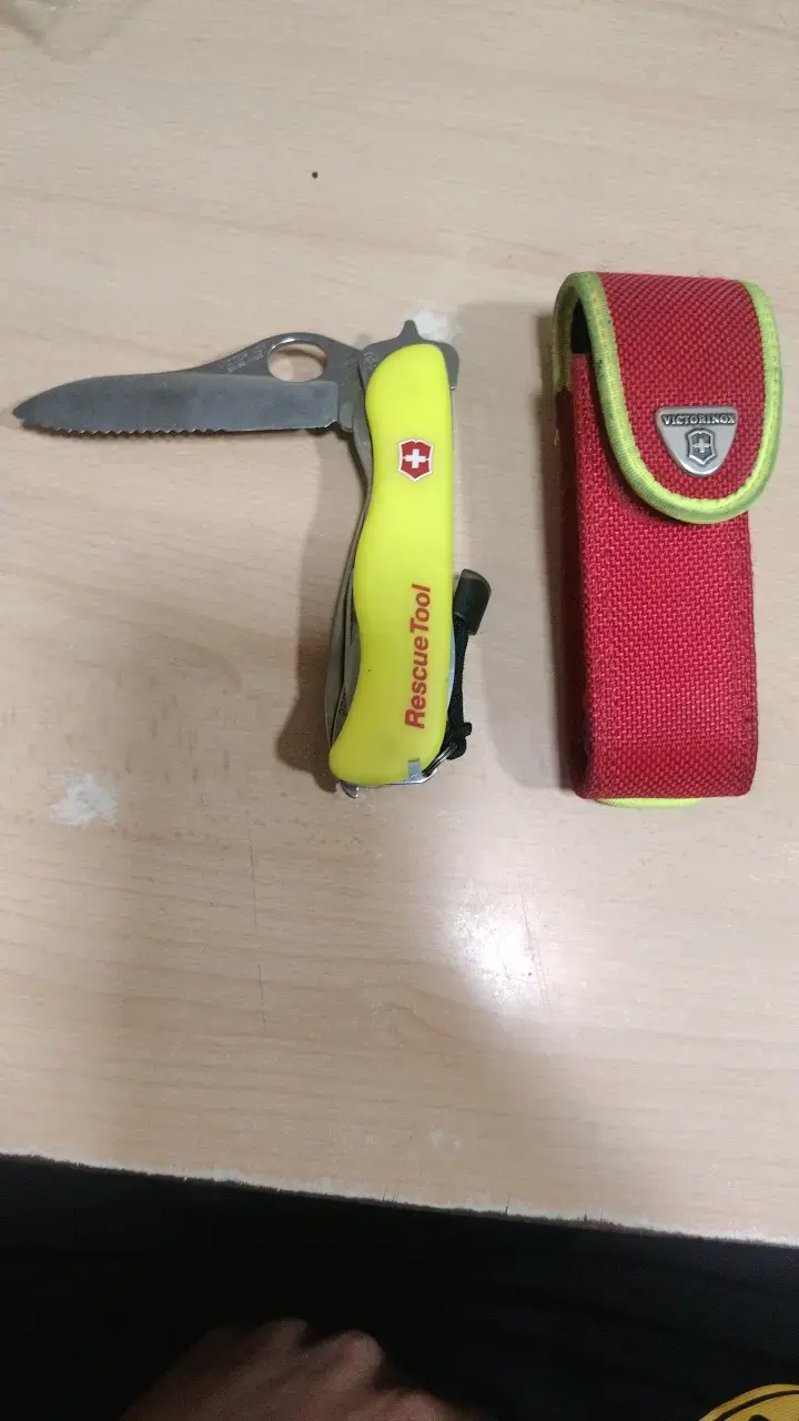 Navaja Victorinox Rescue Tool con funda - 2