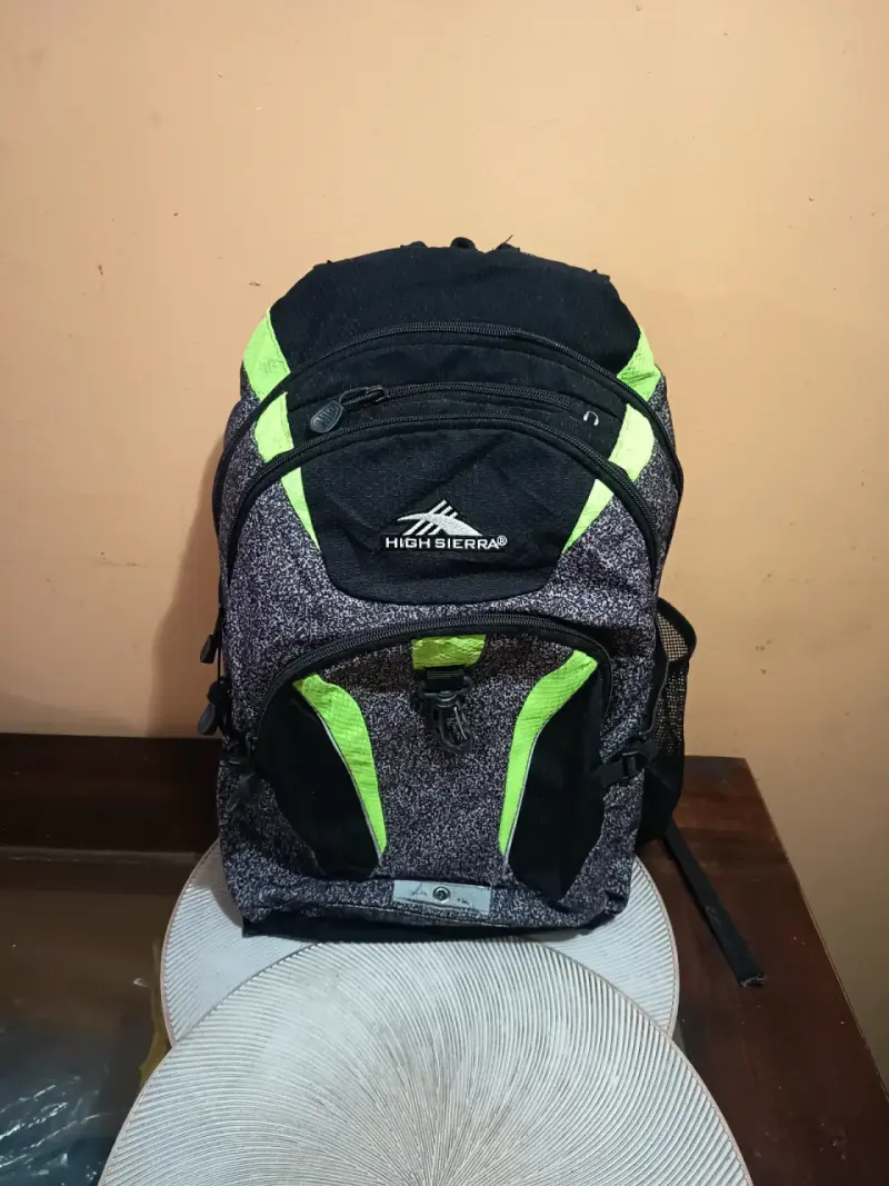 Mochila High Sierra con detalles verdes - 1