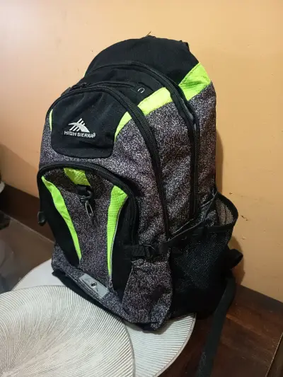 Mochila High Sierra con detalles verdes - miniatura 2