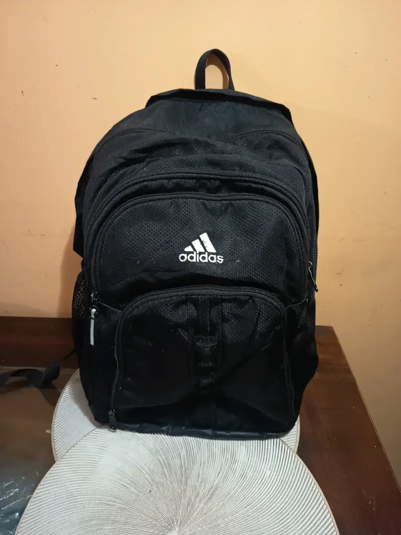 Mochila negra Adidas con múltiples compartimentos - 1