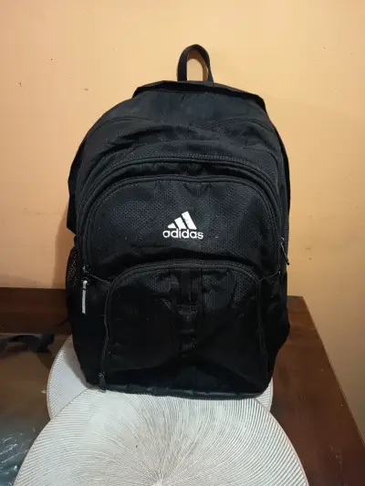 Mochila negra Adidas con múltiples compartimentos - miniatura 1